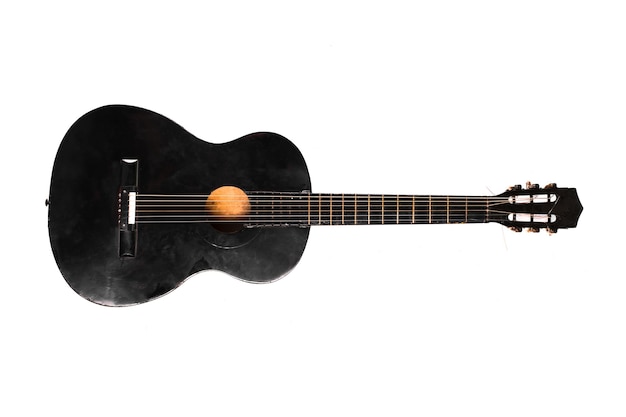 Guitare acoustique noire vintage isolée sur fond blanc