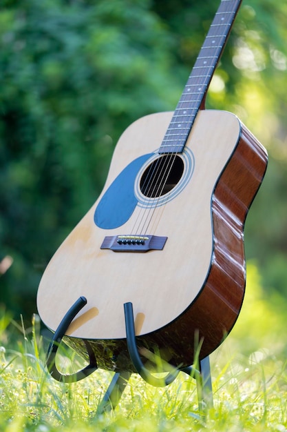 Guitare acoustique en plein air sur un fond vert Concept de musique calme