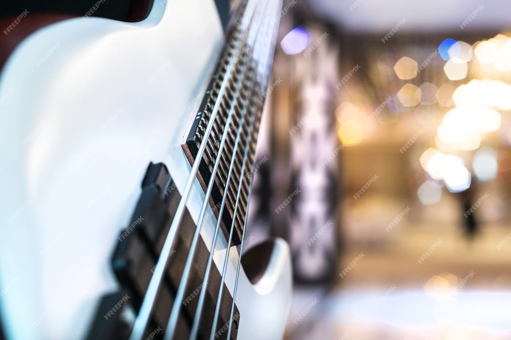 Une Guitare Basse électrique Blanche Avec Un Gros Plan à Cinq