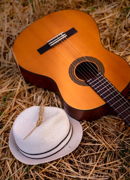 Photo la guitare et la bombe sur le terrain