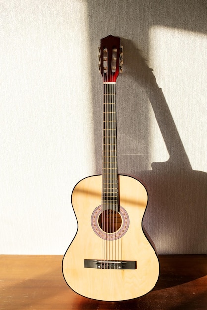 Une guitare classique en bois marron Six cordes