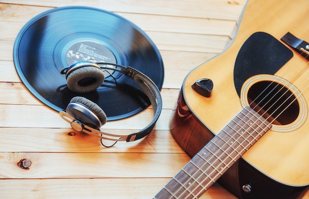 Guitare classique avec un casque sur un fond en bois