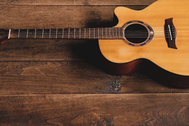 Guitare classique sur fond de bois