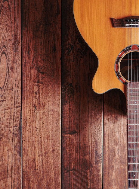 guitare classique sur fond de bois