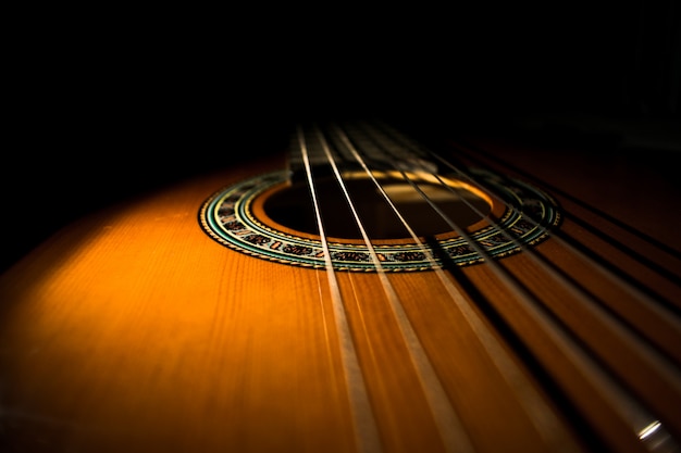 Guitare classique avec fond noir