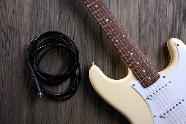 Guitare avec corde sur fond de bois