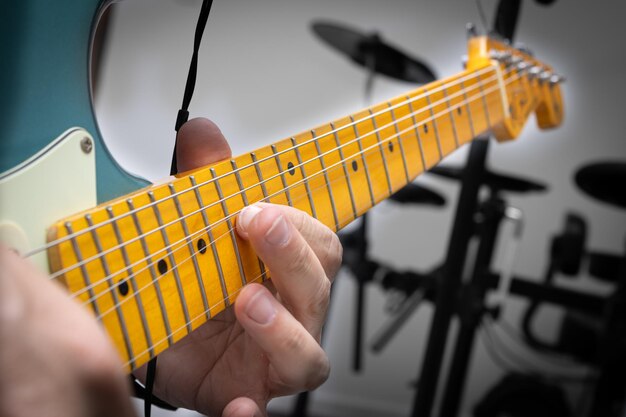 Photo guitare électrique bleue en solo musical montrant en détail la corde levée