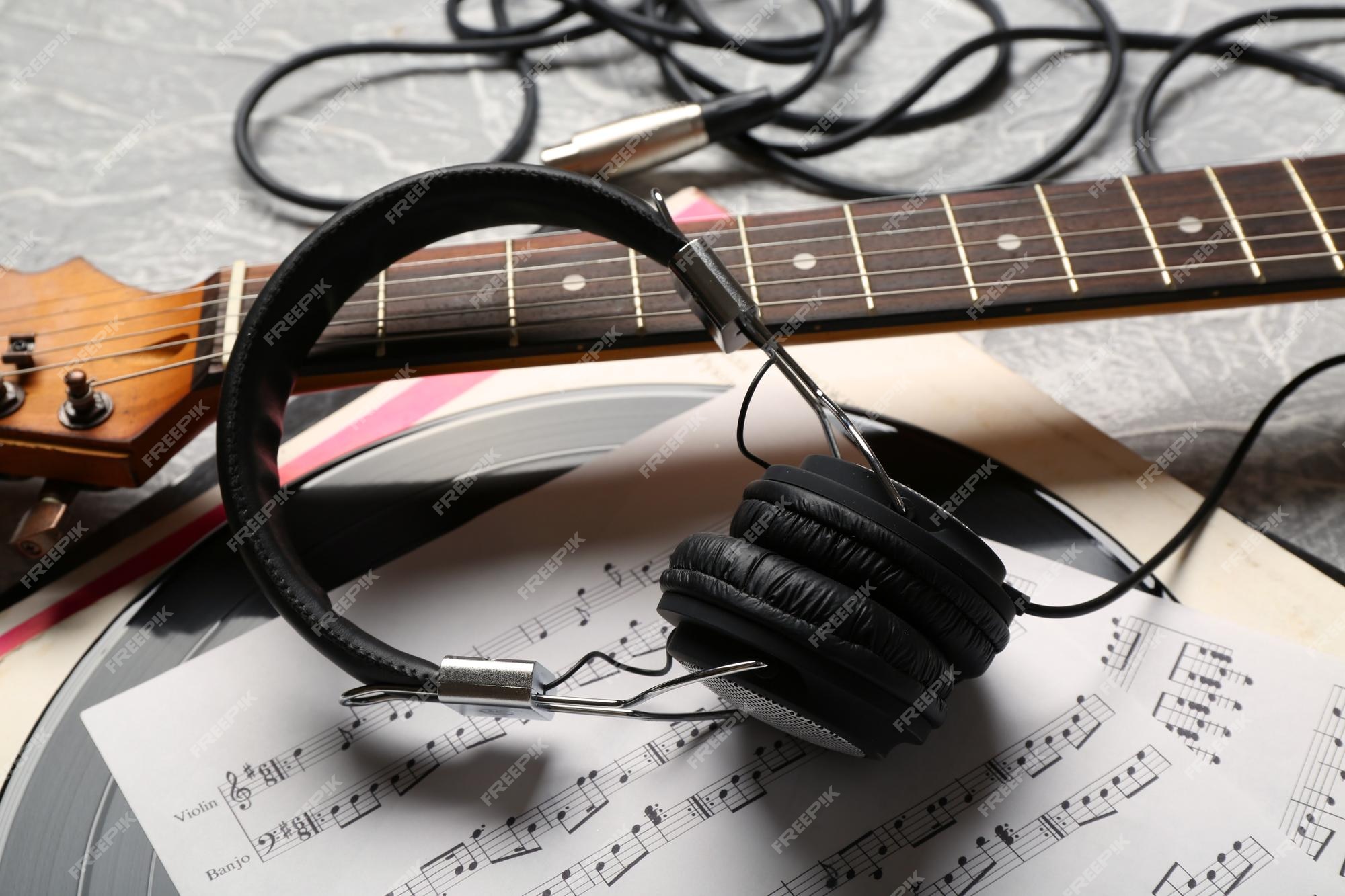 Guitare électrique Et Casque Avec Notes De Musique Sur Fond Gris