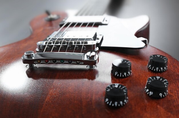 Photo guitare électrique marron sur fond de bois noir close up