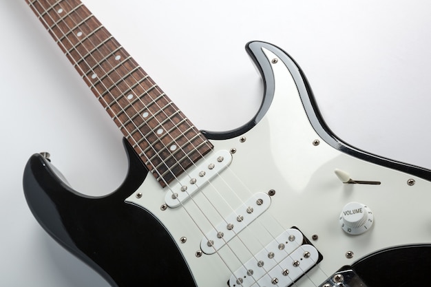 Guitare électrique noir et blanc