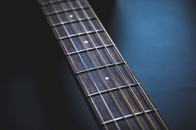 Guitare folklorique traditionnelle en bois, instrument de musique acoustique d'art musical, partie de guitare folklorique classique