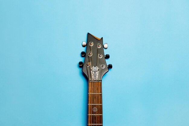 Guitare sur fond bleu