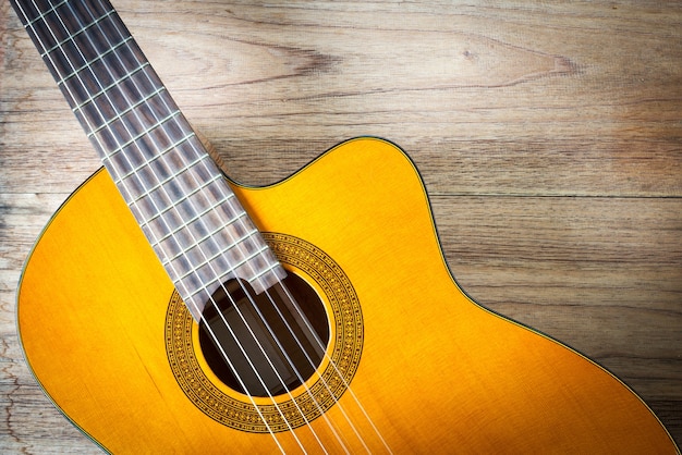 Guitare sur fond de bois.