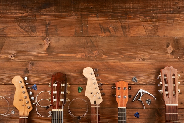 Guitares classiques et électriques dans un espace en bois