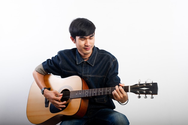 Guitariste Acoustique Tient La Guitare. Et Jouer De La Guitare Concepts De Loisirs Et De Détente En Temps Libre Pour Une Bonne Qualité De Vie