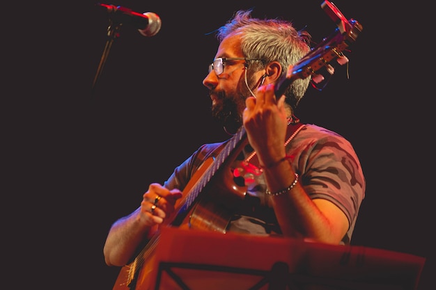 Guitariste au stade avec guitare