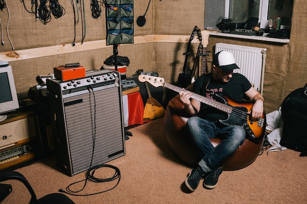 Guitariste dans l'ancien studio d'enregistrement de garage