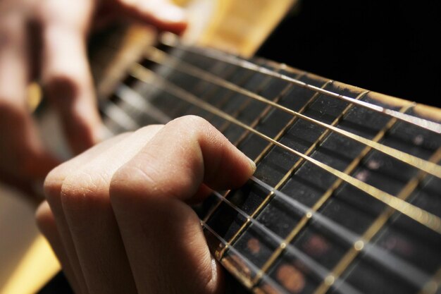 guitariste jouant de la guitare acoustique