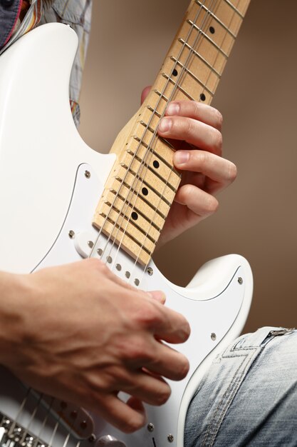 Guitariste jouant de la guitare électrique