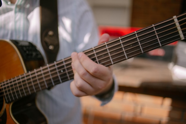 guitariste joue de la guitare acoustique, gros plan