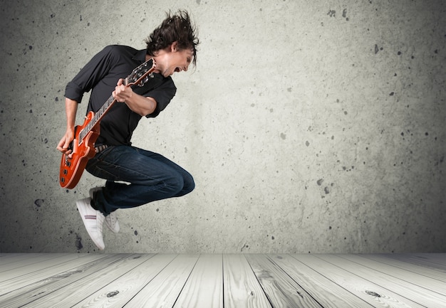 Guitariste masculin jouant de la musique