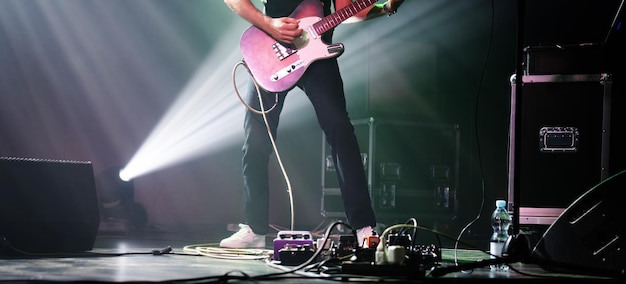 Guitariste rock sur scène jouant de la musique