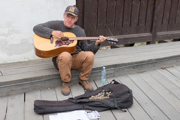 Guitariste de rue collectant de l'argent