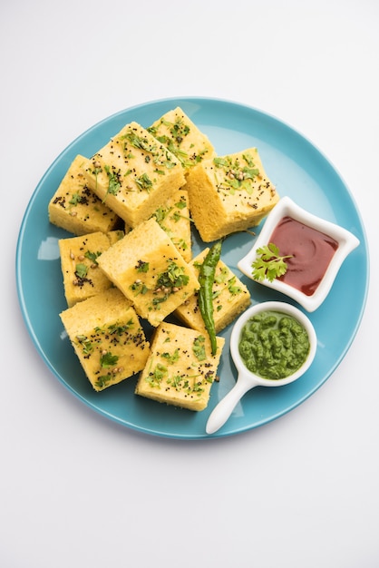 Photo gujarati khaman dhokla à base de chana dal, servi avec chutney vert, mise au point sélective