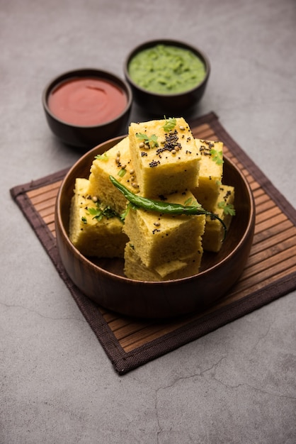 Photo gujarati khaman dhokla à base de chana dal, servi avec chutney vert, mise au point sélective