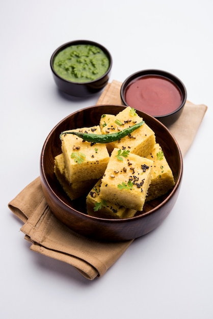 Photo gujarati khaman dhokla à base de chana dal, servi avec chutney vert, mise au point sélective