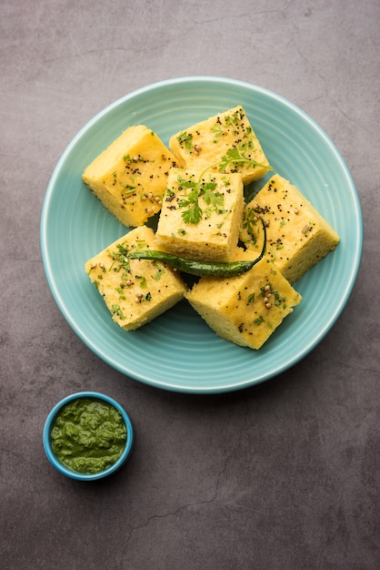 Gujarati Khaman Dhokla à base de Chana Dal, servi avec chutney vert, mise au point sélective