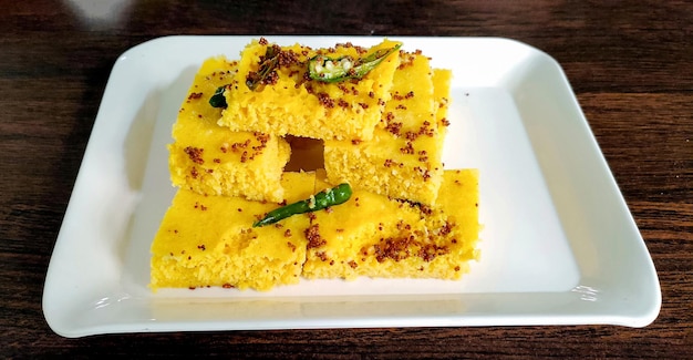 Gujarati Khaman Dhokla fait à l'aide de Chana Dal servi avec une mise au point sélective de chutney vert