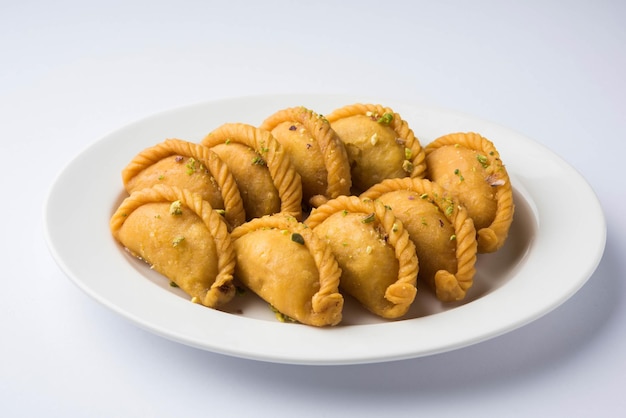 Gujiya - boulettes sucrées faites pendant le festival de holi et diwali, mise au point sélective