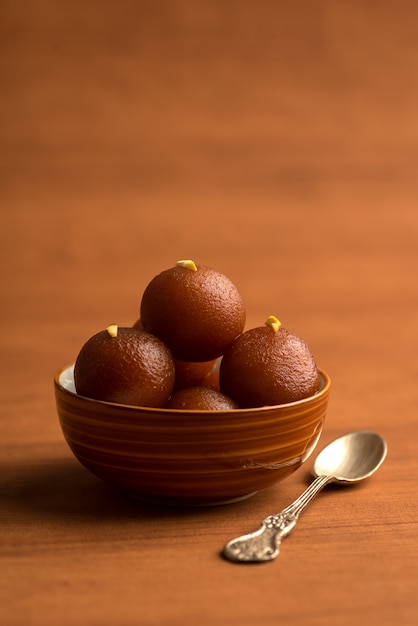 Gulab Jamun dans un bol. Dessert indien ou plat sucré.