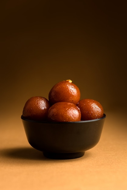 Gulab Jamun dans un bol. Dessert indien ou plat sucré.