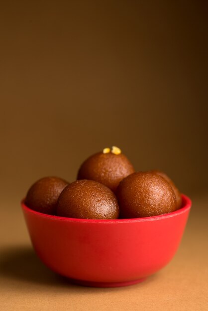 Gulab Jamun dans un bol. Dessert indien ou plat sucré.