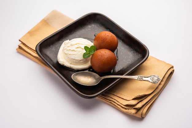 Gulab Jamun Dessert traditionnel indien servi avec glace à la vanille