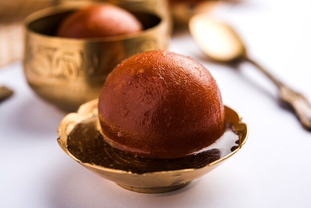 Gulab Jamun est un bonbon indien à base de lait solide fait dans un festival ou une fête de mariage