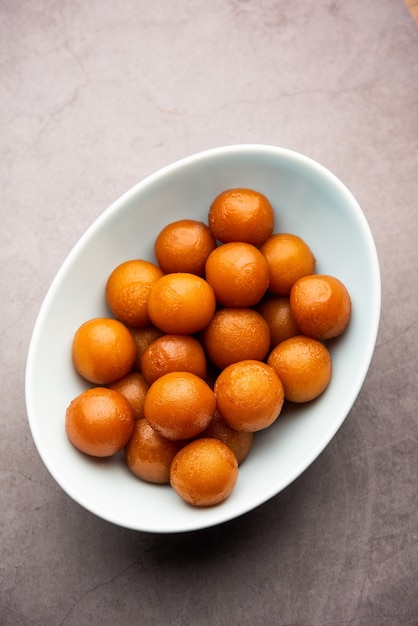 Gulab jamun est une boulette sucrée à base de lait solide populaire en Inde, au Pakistan dans des festivals comme Diwali, eid ou même des fêtes de mariage