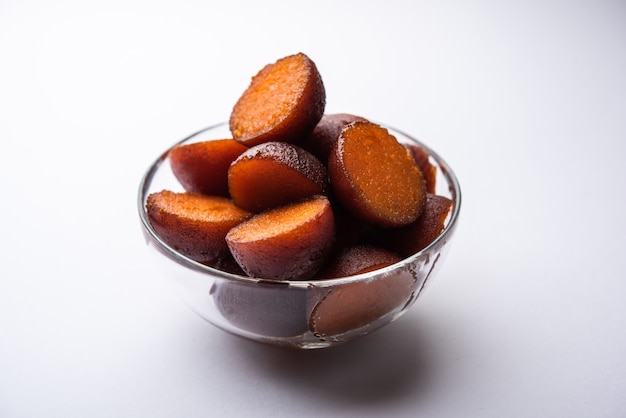 Gulab jamun est une boulette sucrée à base de lait solide populaire en Inde, au Pakistan dans des festivals comme Diwali, eid ou même des fêtes de mariage