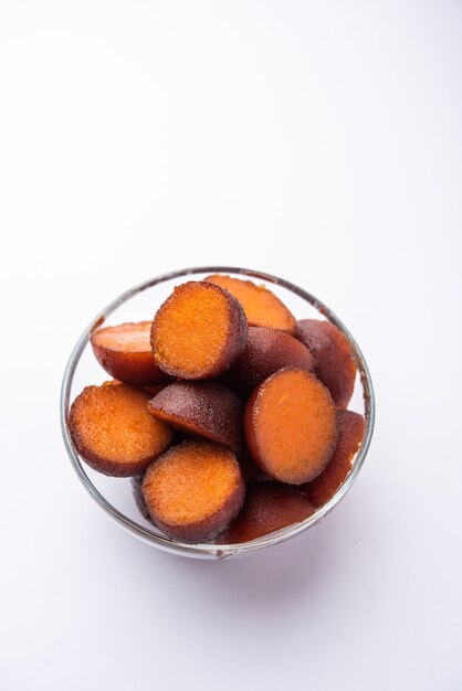 Gulab jamun est une boulette sucrée à base de lait solide populaire en Inde, au Pakistan dans des festivals comme Diwali, eid ou même des fêtes de mariage