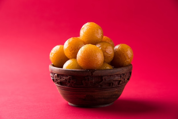 Gulab jamun, ou gulaab jamun, est un mithai sucré à base de solides de lait