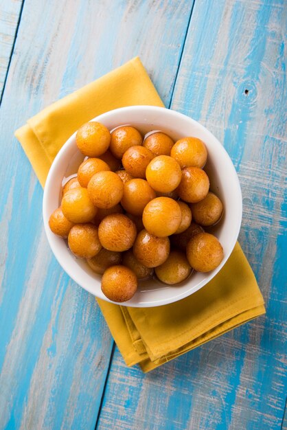 Gulab jamun, ou gulaab jamun, est un mithai sucré à base de solides de lait