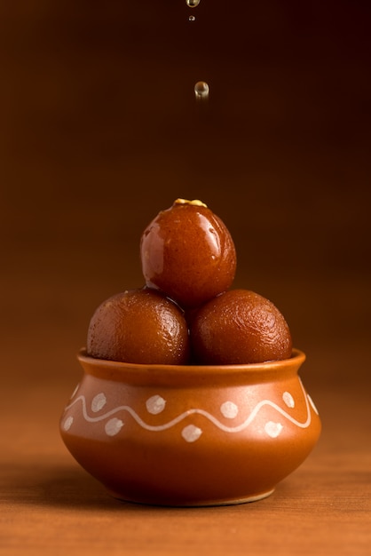 Gulab Jamun en pot d'argile. Dessert indien ou plat sucré