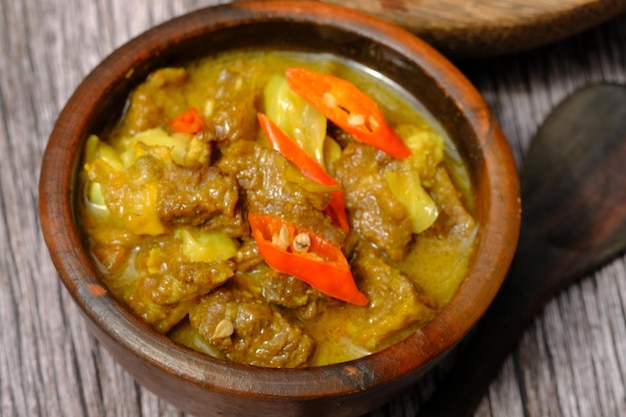 gulai kambing. Le gulai est fabriqué à partir de lait de coco, de mouton, de bœuf ou de poulet, de piment et d'épices. curry.