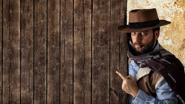 Gunfighter pointant sur une table en bois.