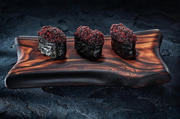 Gunkan Maki Sushi au caviar sur plateau en bois