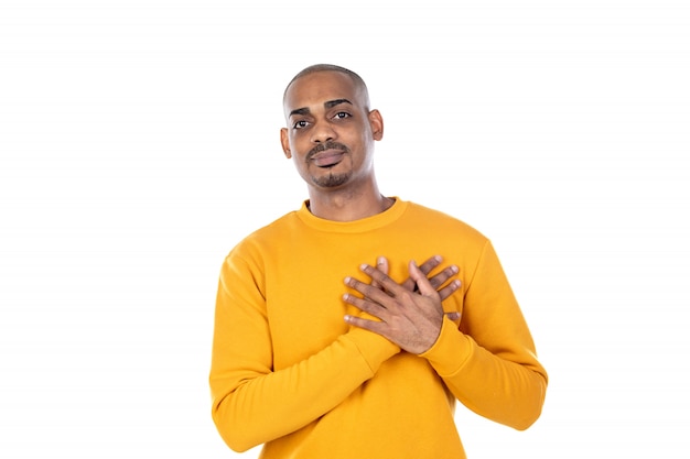 Guy afro-américain portant un sweat-shirt jaune