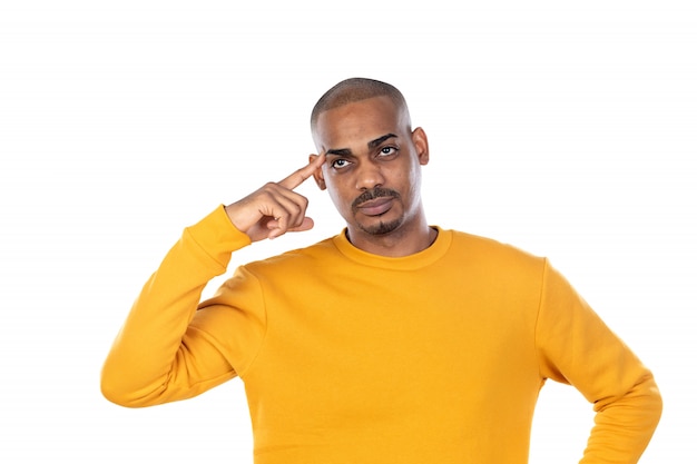 Guy afro-américain portant un sweat-shirt jaune