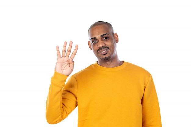 Guy afro-américain portant un sweat-shirt jaune